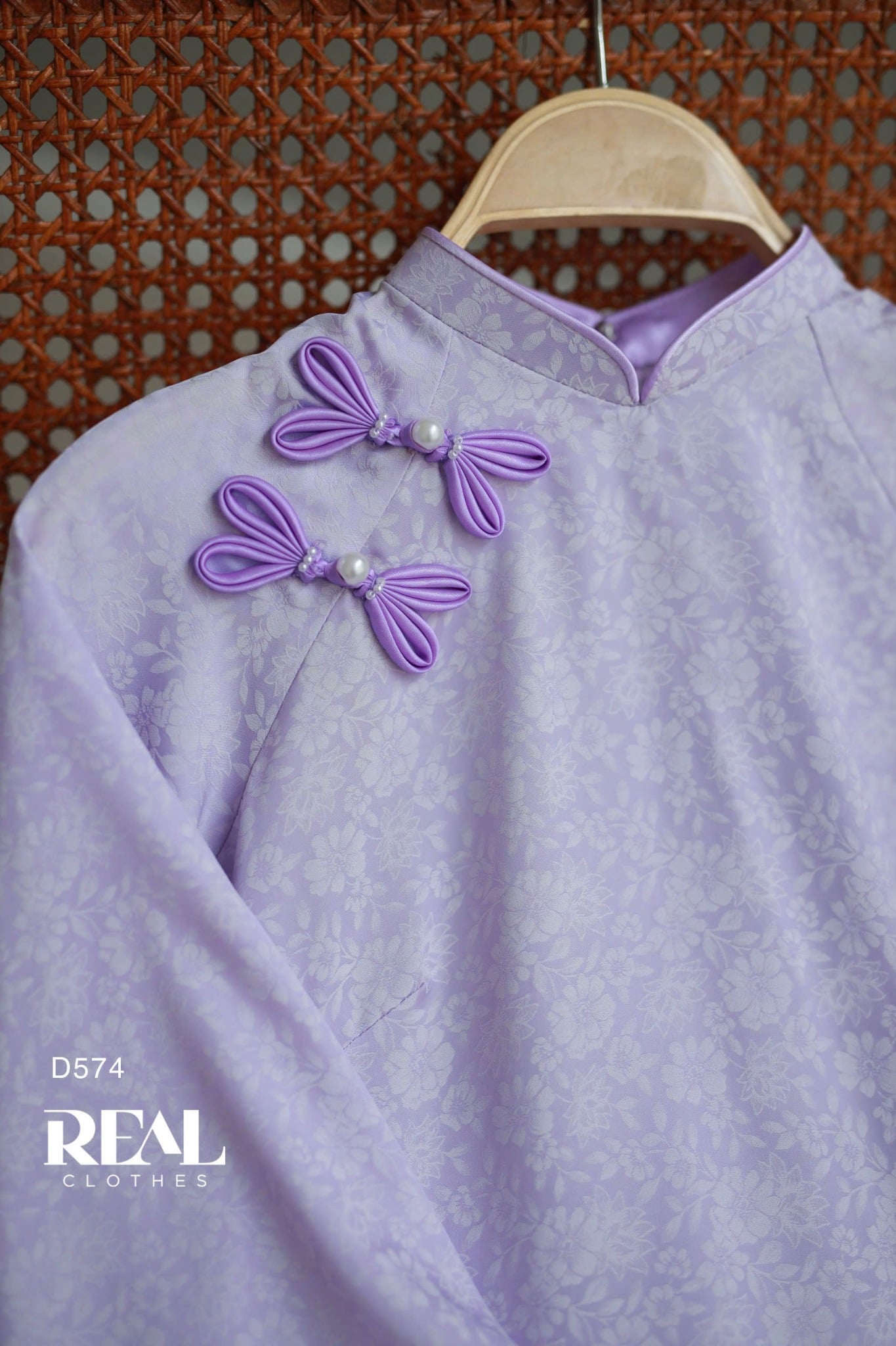 Áo dài cách tân nút hoa tím