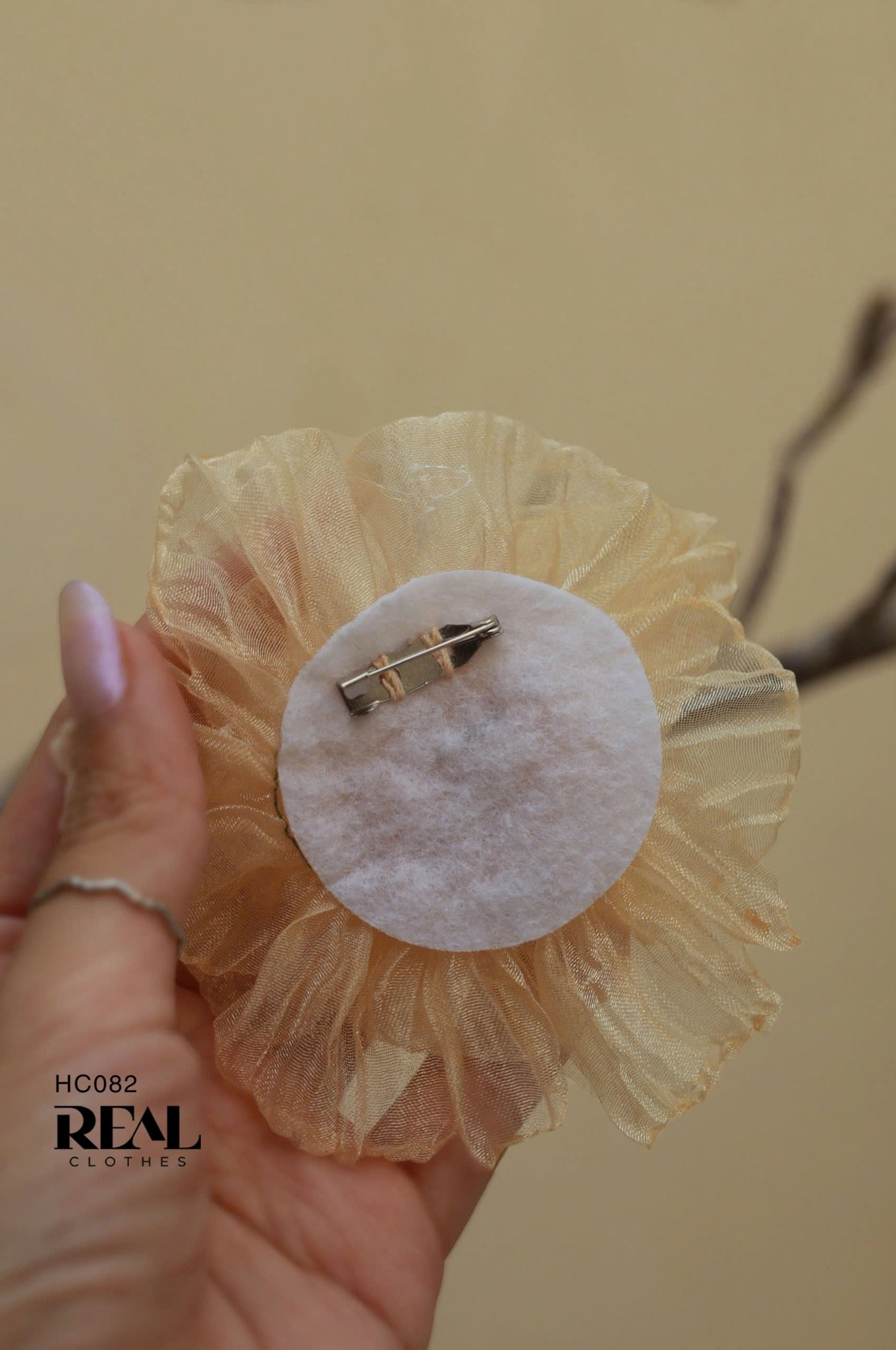 Cài áo hoa voan vàng