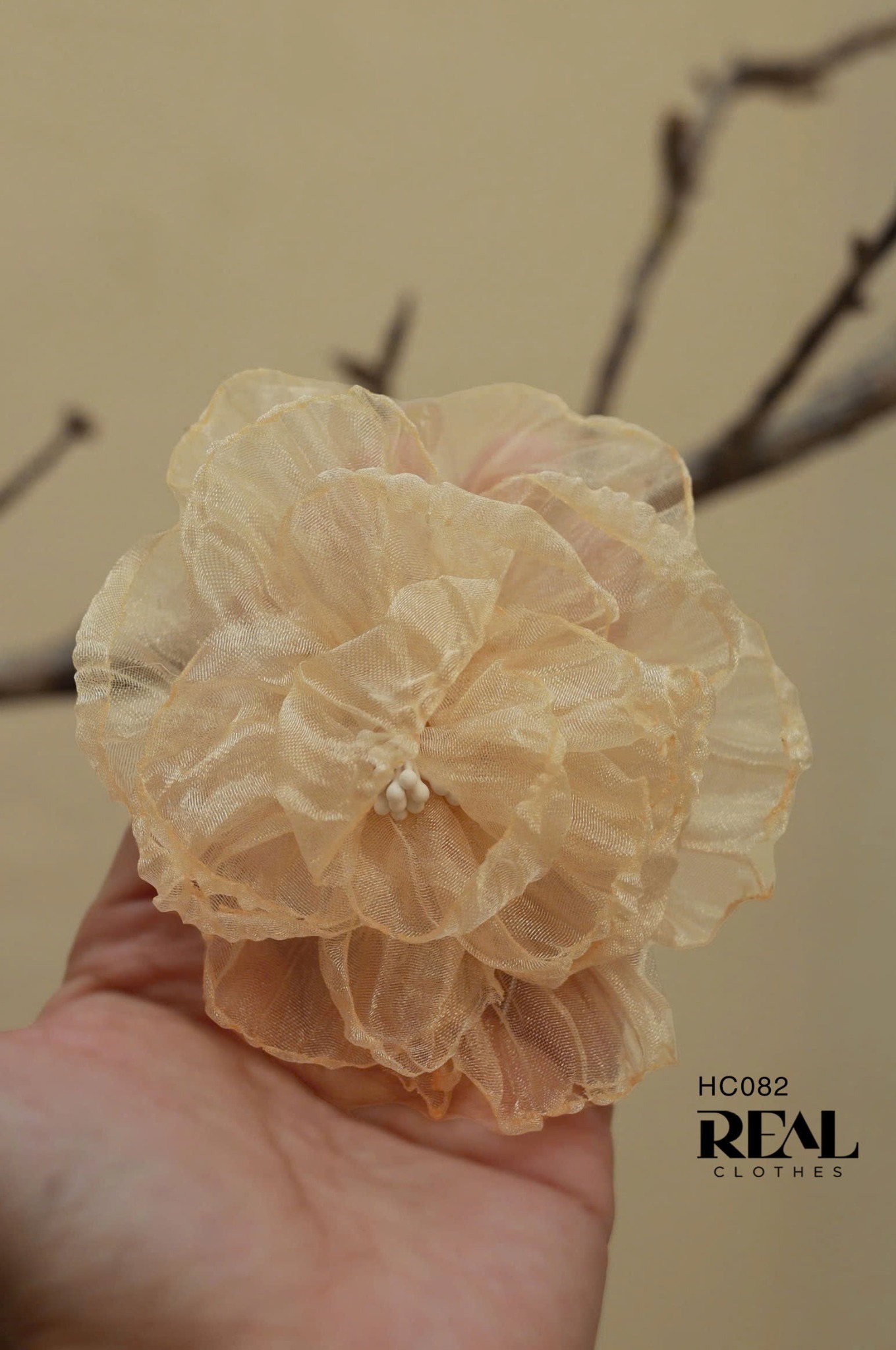 Cài áo hoa voan vàng