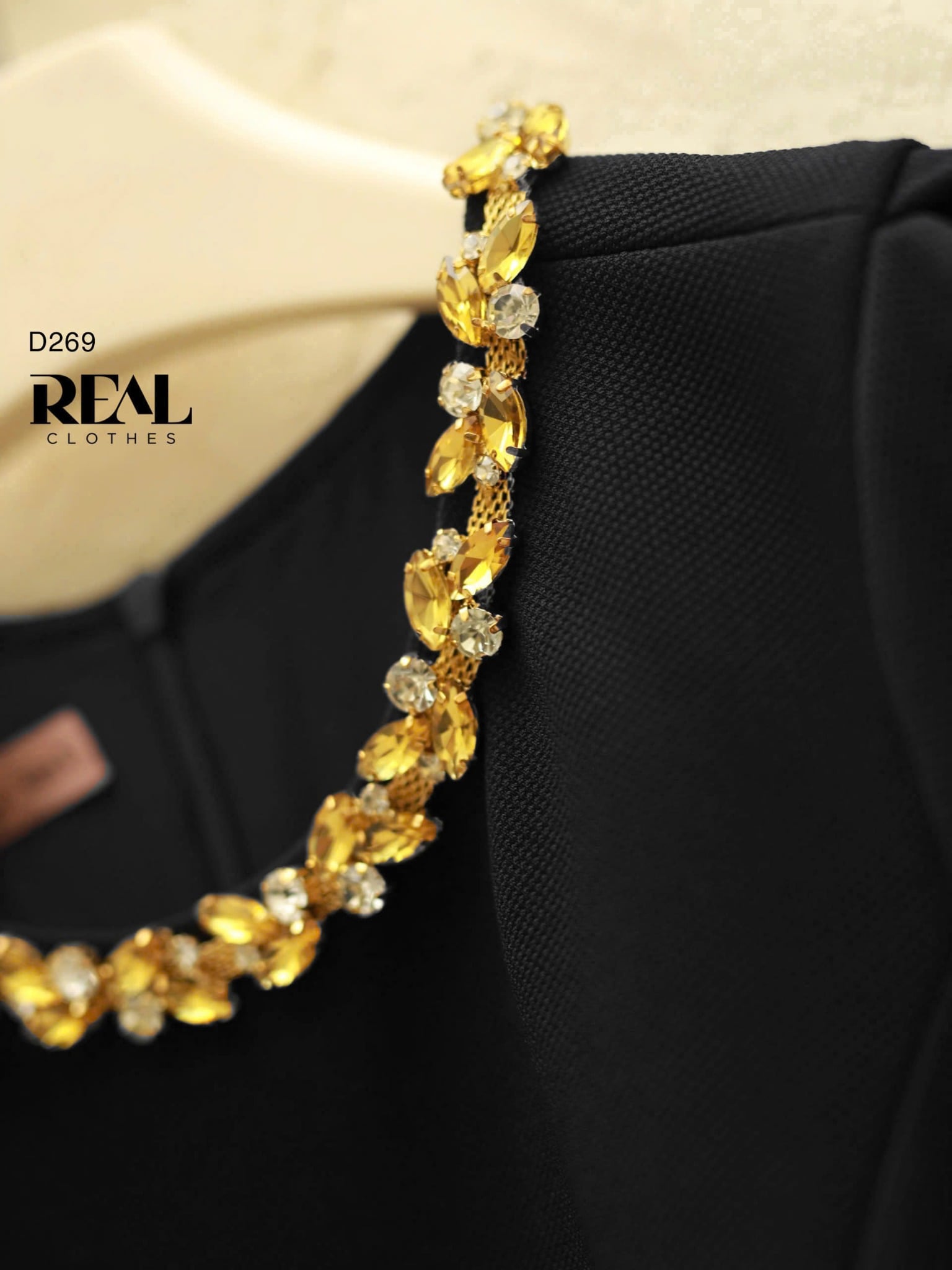 Đầm đính đá đen