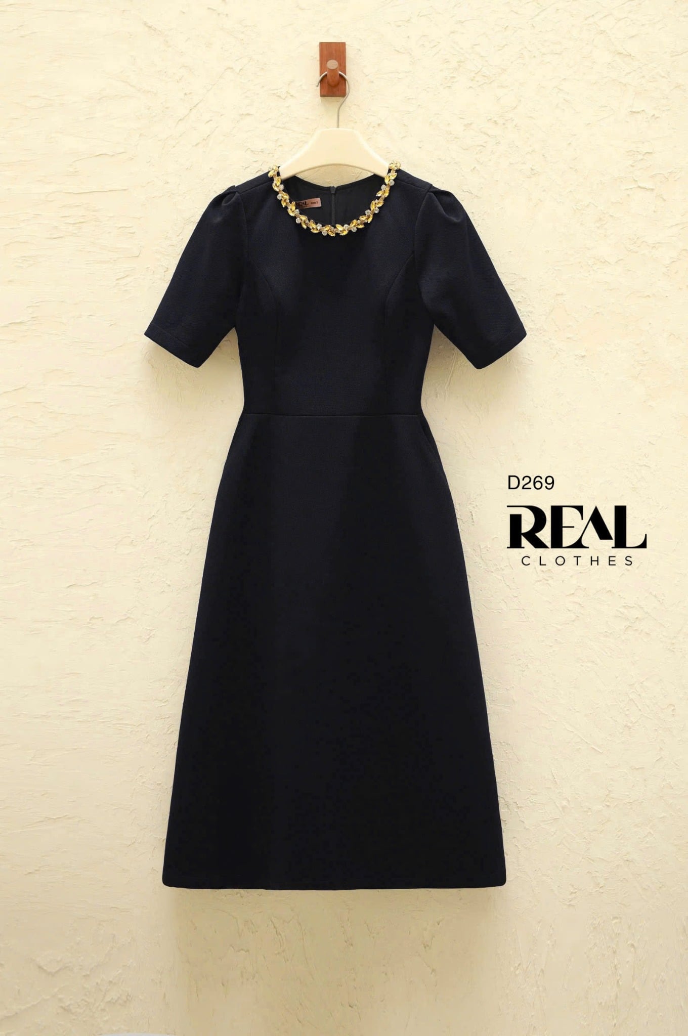 Đầm đính đá đen