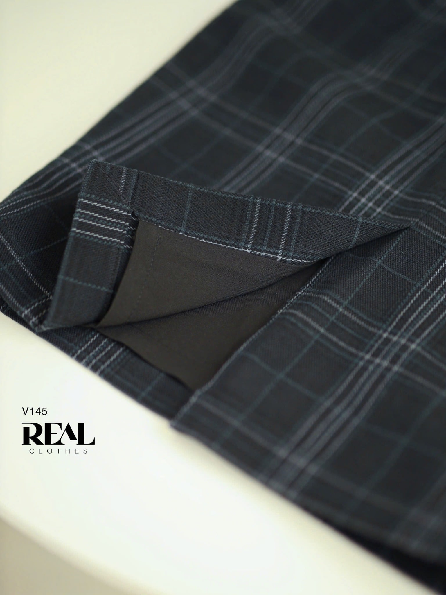 Bút chì xẻ sau caro đen SALE