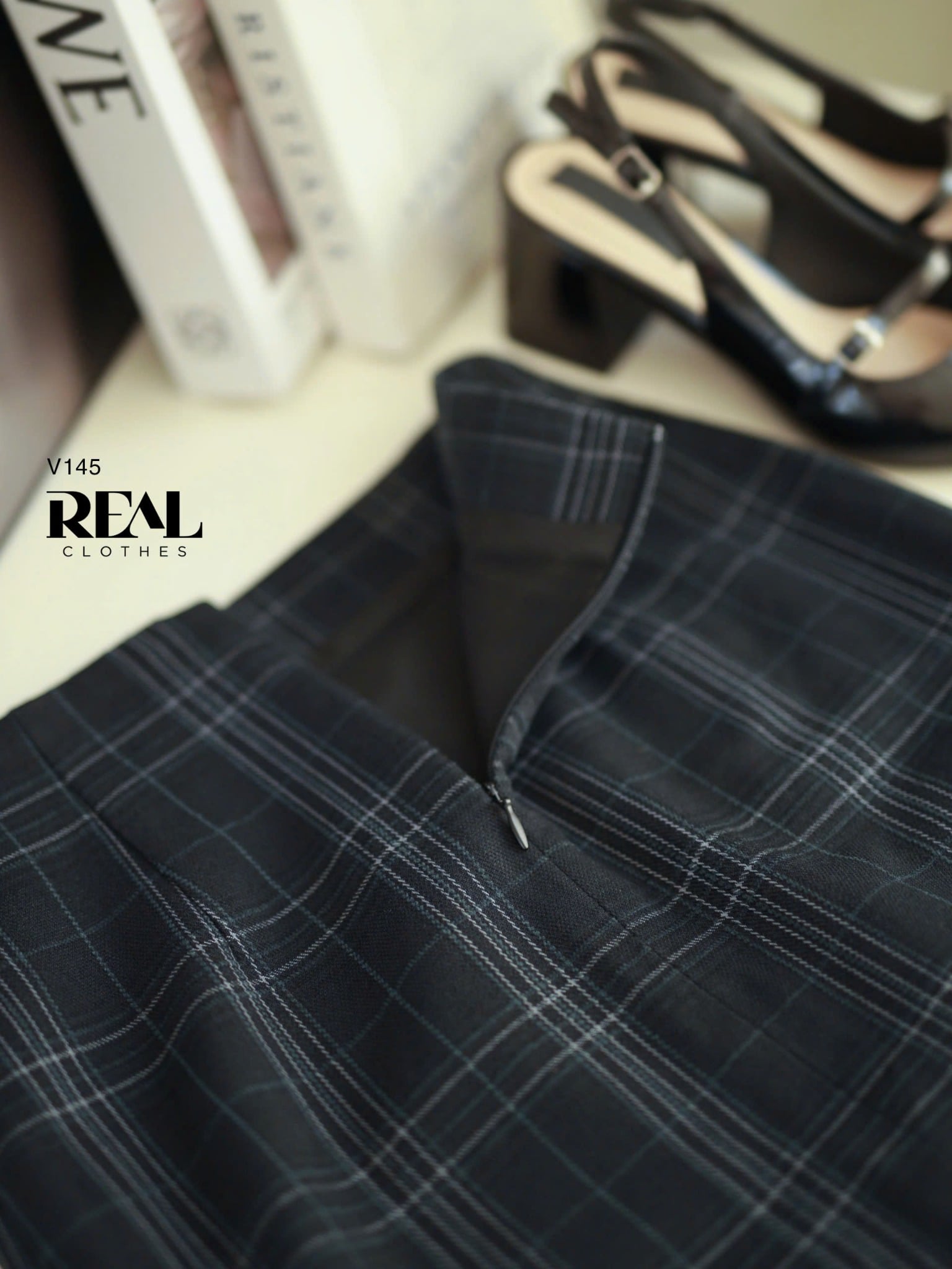 Bút chì xẻ sau caro đen SALE