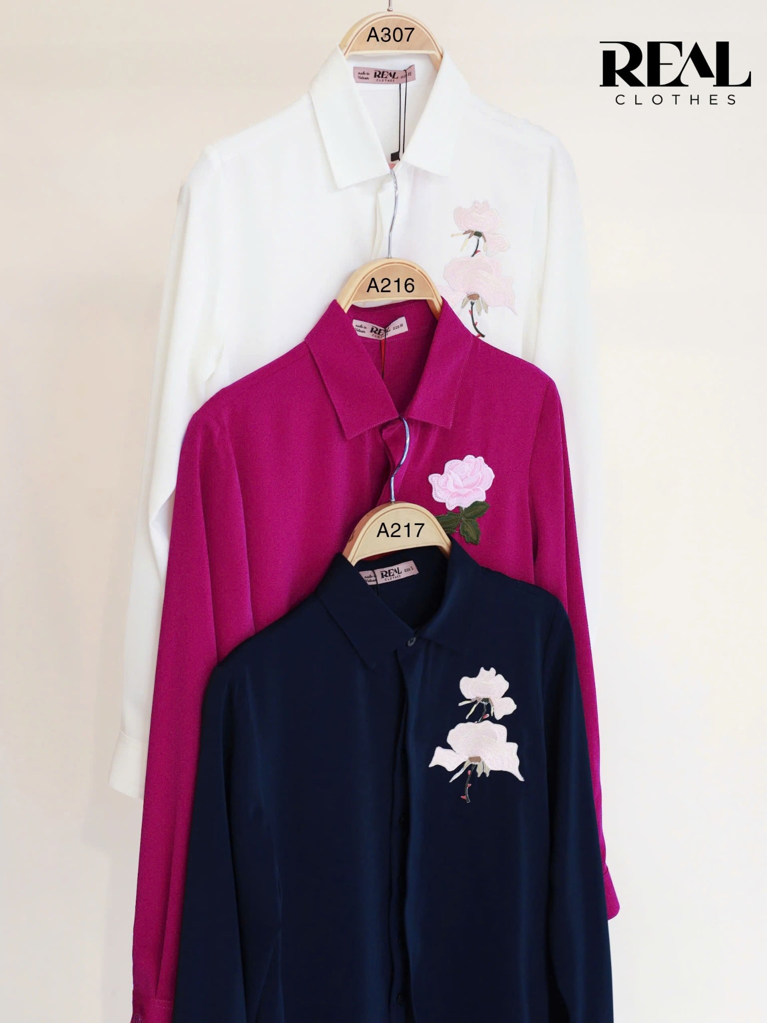 Sơ mi cổ mềm xanh đen đính hoa