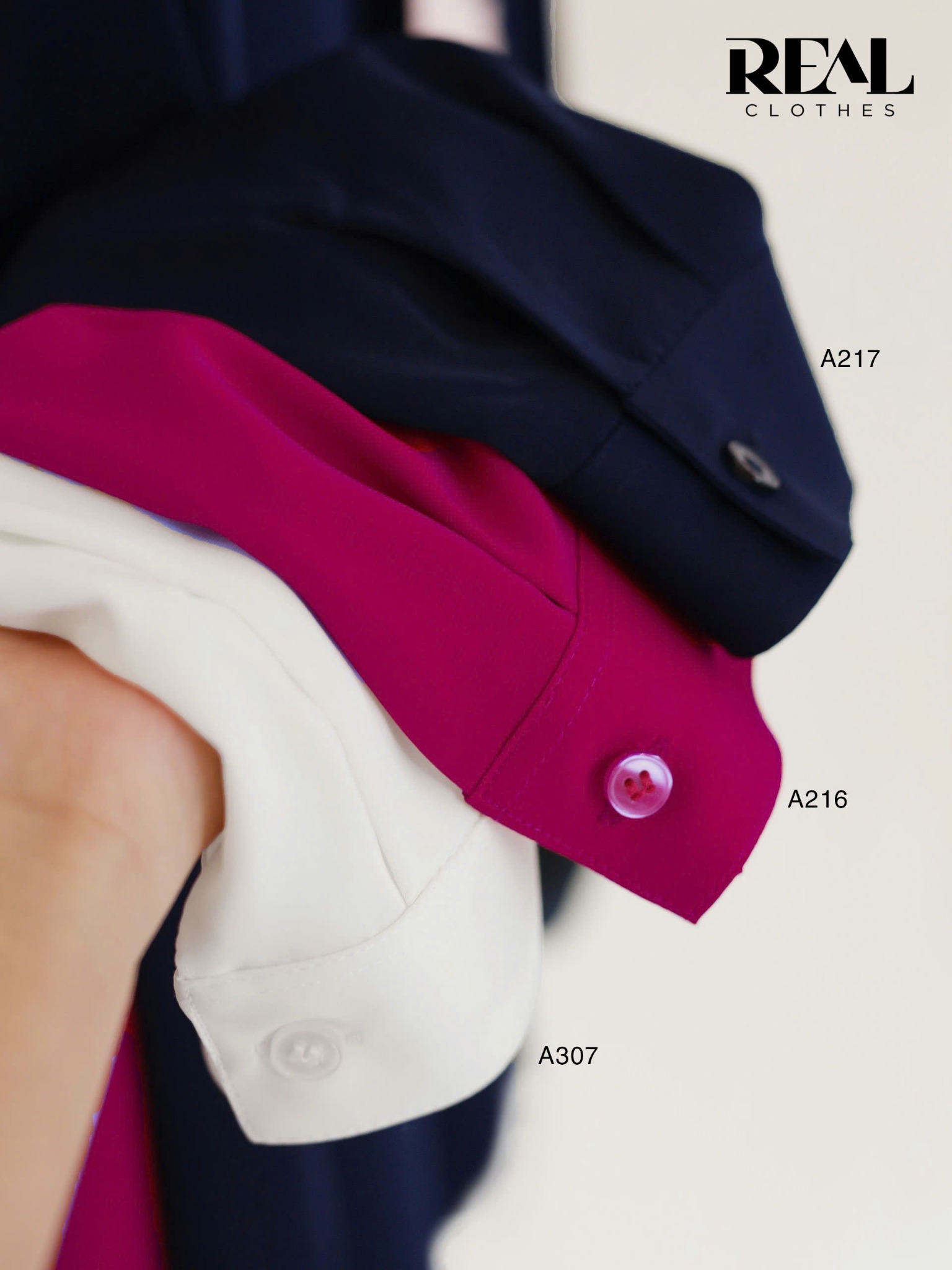 Sơ mi cổ mềm trắng đính hoa