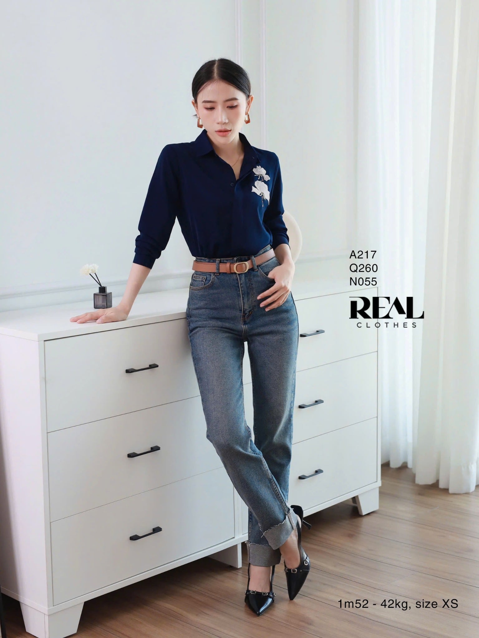 Sơ mi cổ mềm xanh đen đính hoa