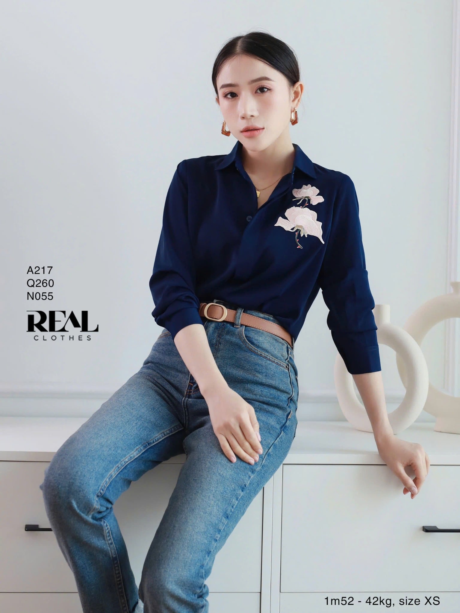 Sơ mi cổ mềm xanh đen đính hoa