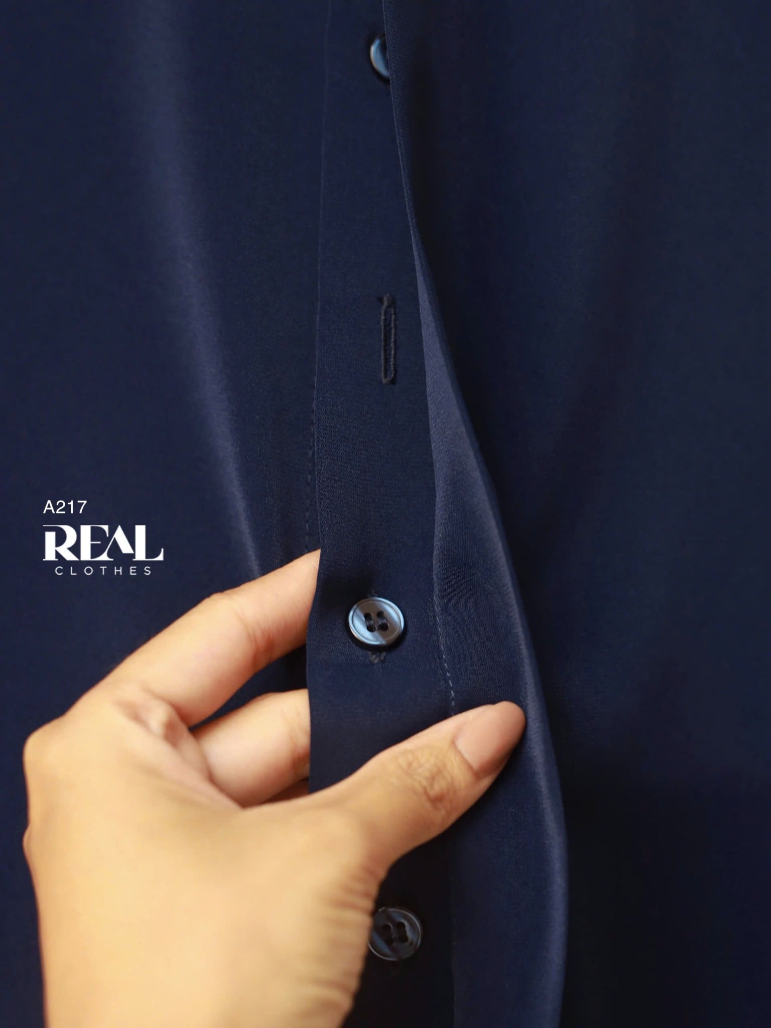 Sơ mi cổ mềm xanh đen đính hoa