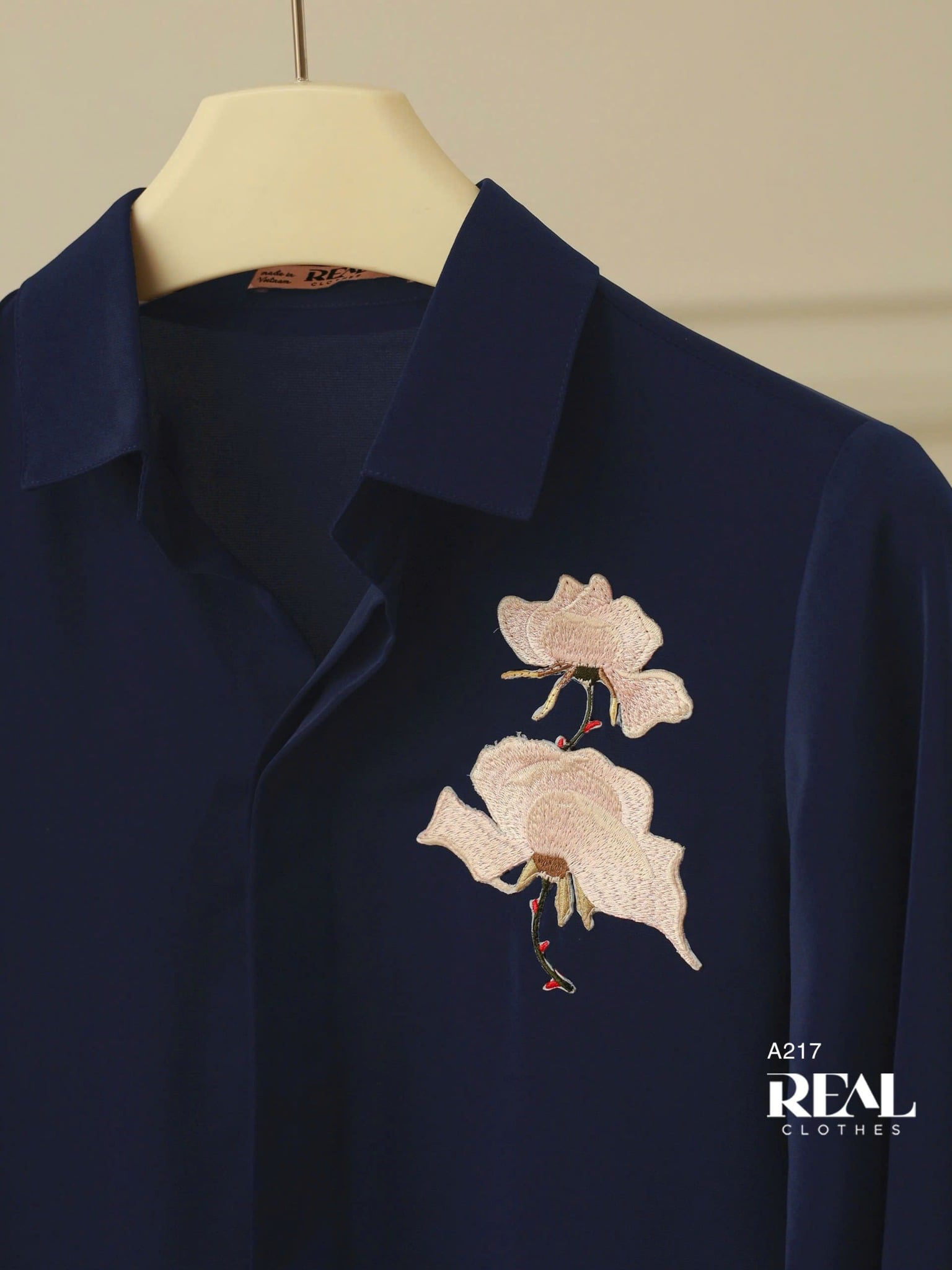 Sơ mi cổ mềm xanh đen đính hoa