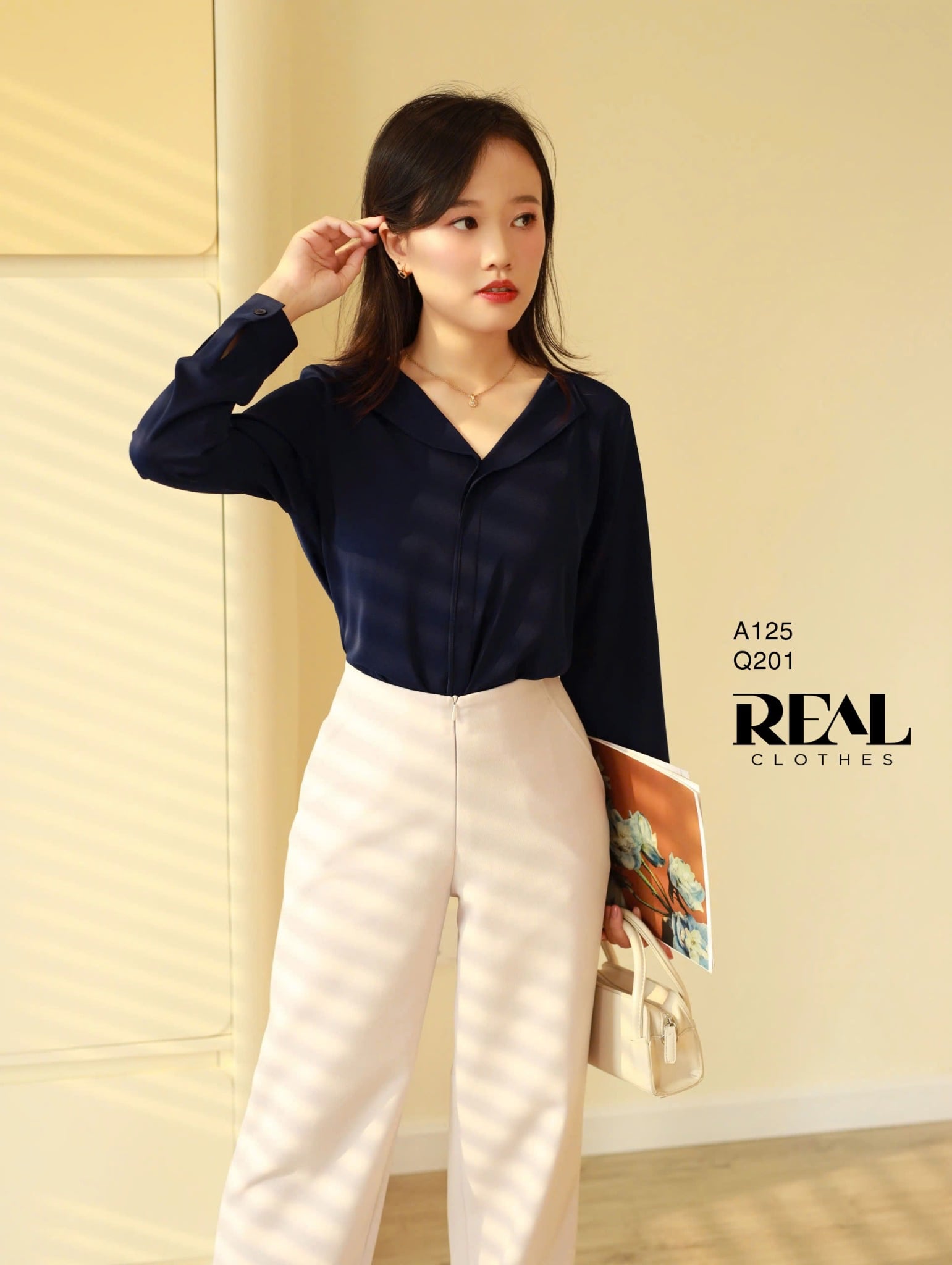 Áo cổ lật xanh đen