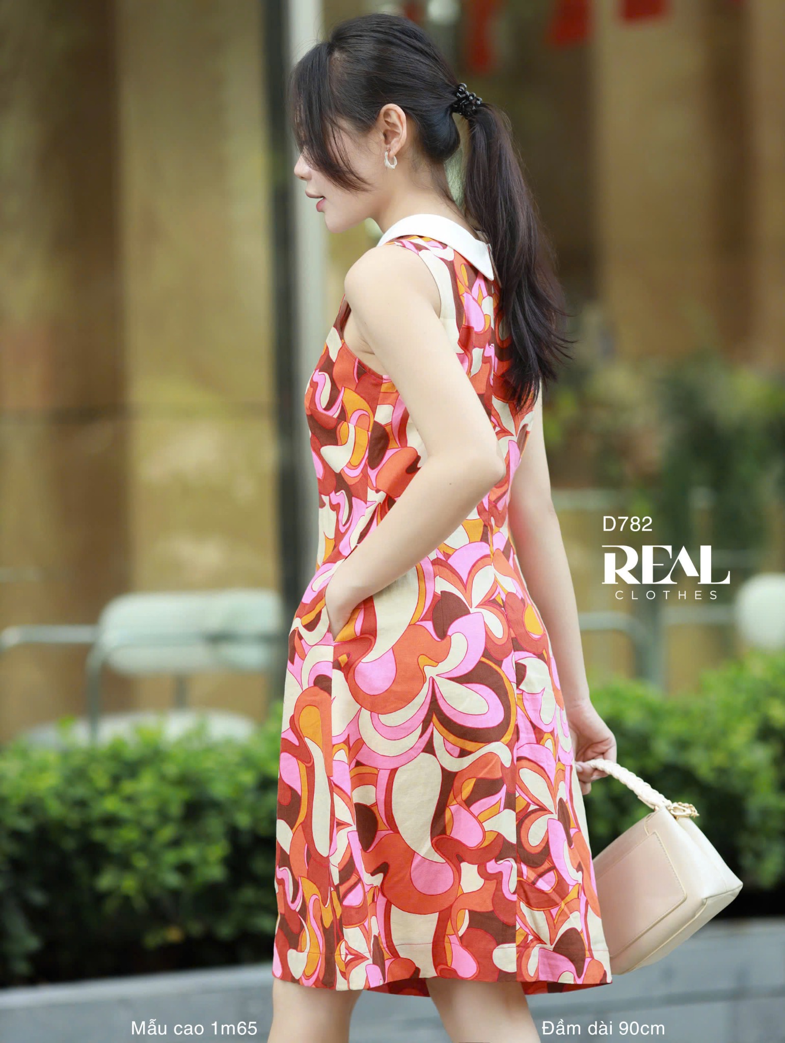 Đầm suông họa tiết hồng cổ lá sen