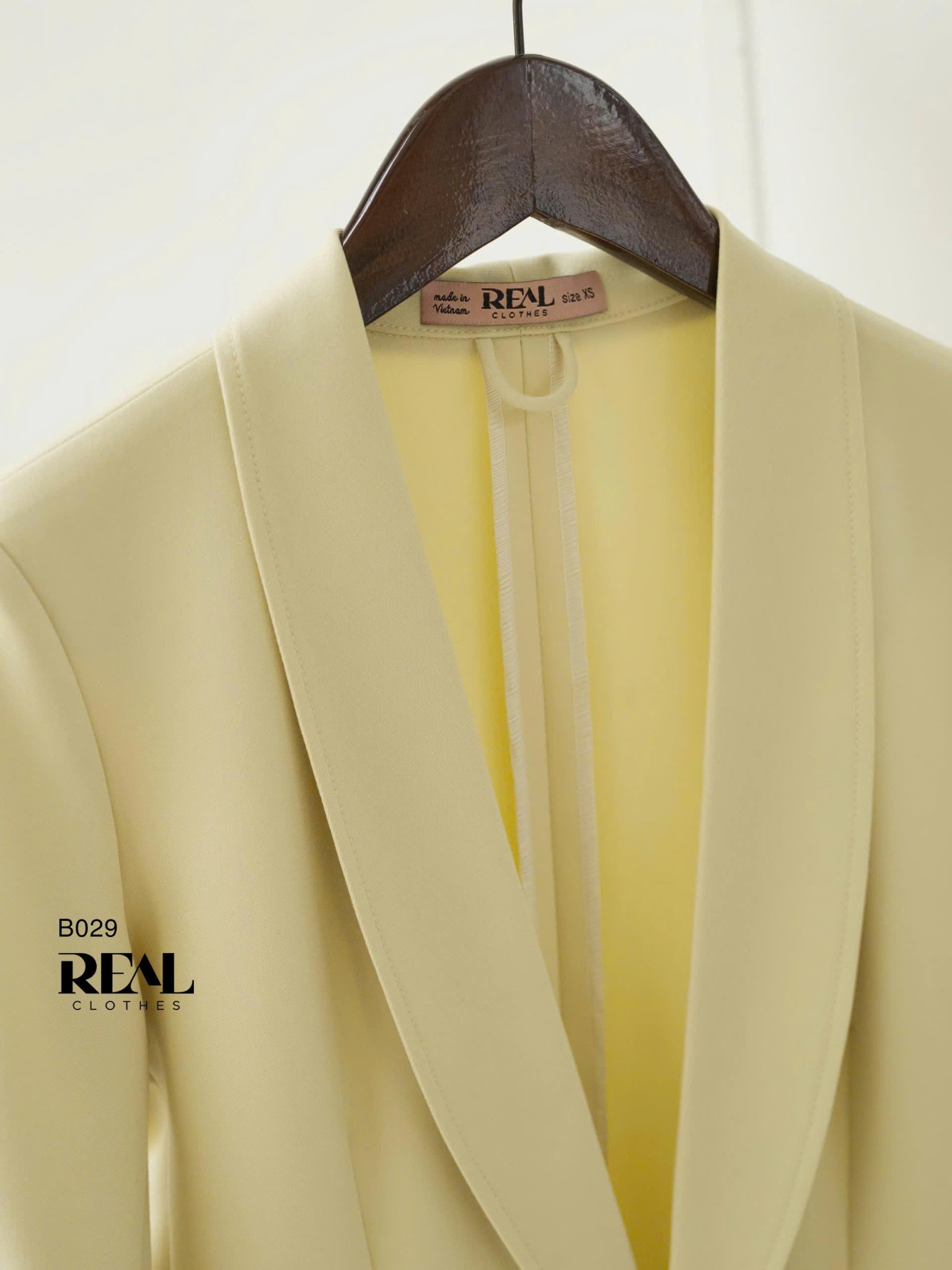 Blazer dài vàng satin