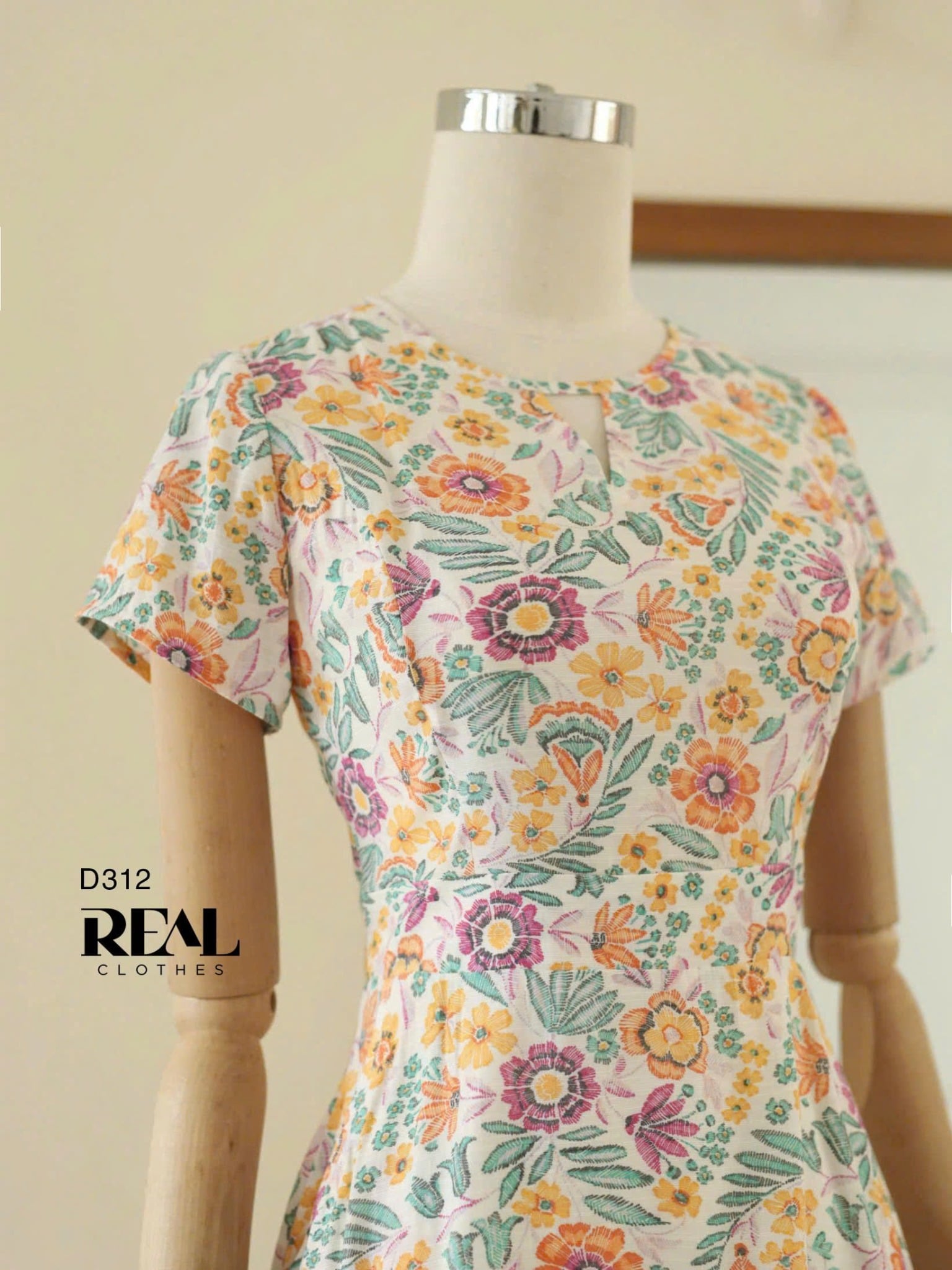 Đầm cổ tròn cách điệu hoa vàng SALE