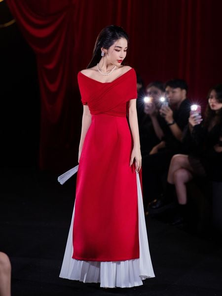 Người mẫu mặc Áo dài trễ vai phối thun ánh - A2860 màu đỏ