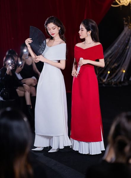 Người mẫu mặc Áo dài trễ vai phối thun ánh - A2860 màu đỏ