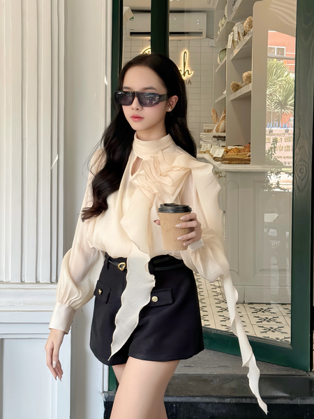 Người mẫu mặc Áo kiểu công sở xếp hoa tua rua - A4274T màu nude