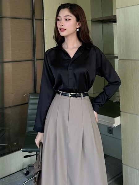Người mẫu mặc Áo sơ mi lụa công sở nhiều màu - A1251 màu đen