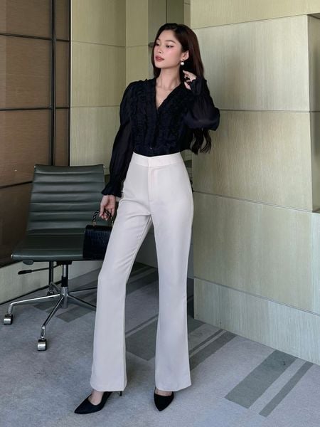 Người mẫu mặc Áo sơ mi tay dài nhún bèo - A2231 màu trắng