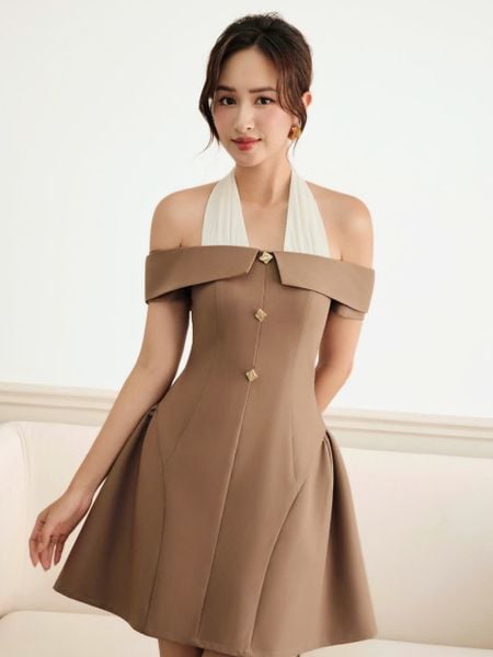 Người mẫu mặc Đầm tiệc ngắn phối dây cổ yếm - D3884B màu nâu tây