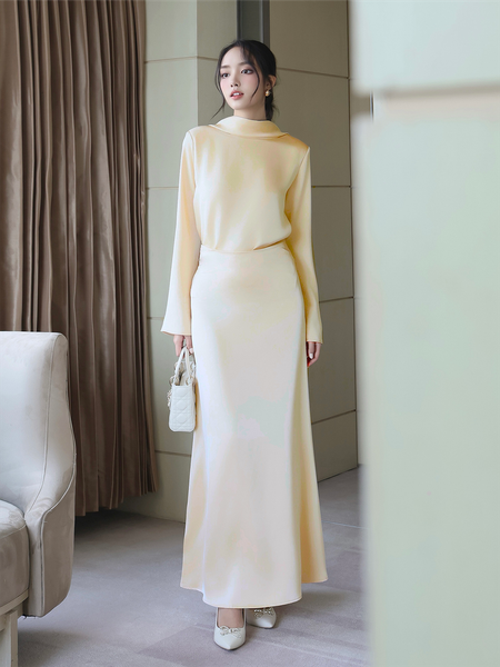Người mẫu mặc Áo kiểu tay dài vải lụa trượt - A4279A màu nude