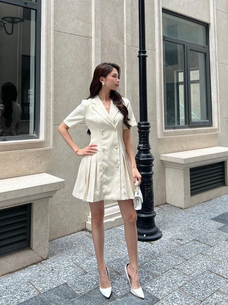 Người mẫu mặc Đầm sơ mi xếp ly phối cổ vest - D2404 màu đen