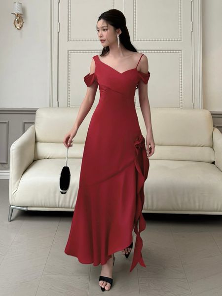 Người mẫu mặc Đầm dự tiệc dài xẻ đùi hoa vải - D4067A màu đỏ