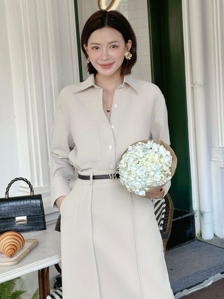 Người mẫu mặc Áo sơ mi form rộng tay dài - A4129H màu trắng
