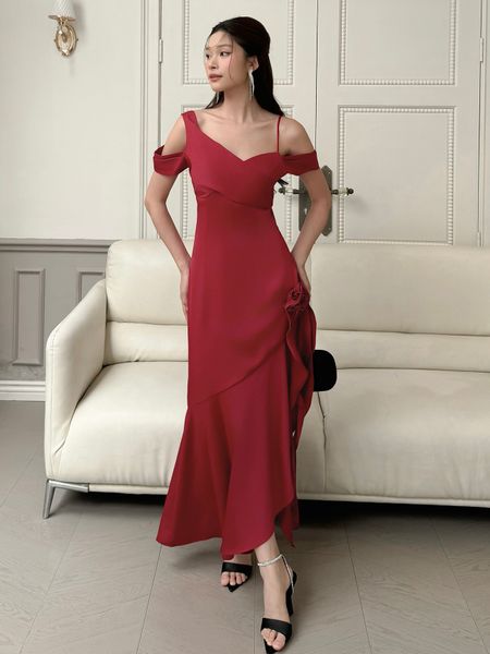 Người mẫu mặc Đầm dự tiệc dài xẻ đùi hoa vải - D4067A màu đỏ