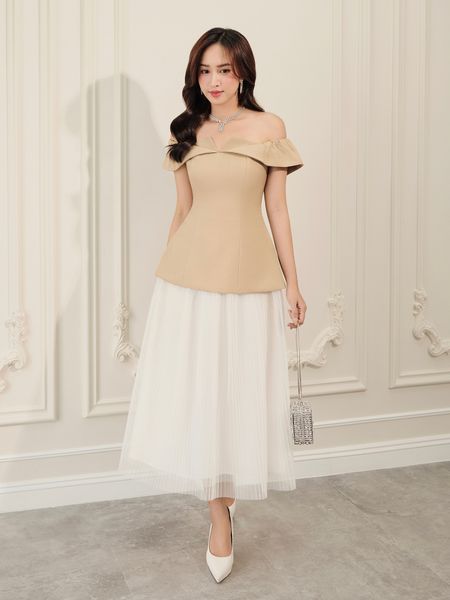 Người mẫu mặc Áo kiểu peplum trễ vai xếp vạt - A3848T màu nâu