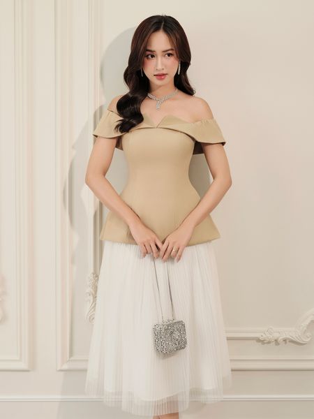 Người mẫu mặc Áo kiểu peplum trễ vai xếp vạt - A3848T màu nâu