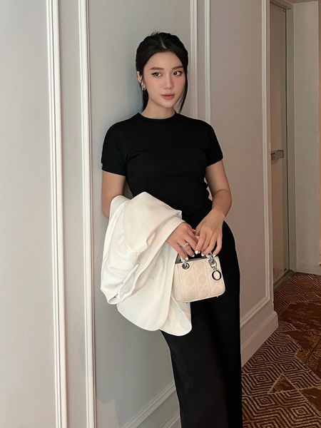 Người mẫu mặc Áo thun tay ngắn form baby tee - A1980 màu trắng