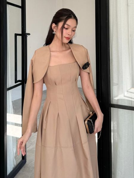 Người mẫu khoác Áo blazer croptop tay dài - A1858S màu nude