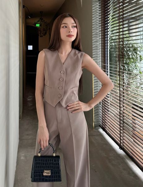 Người mẫu mặc Áo gile croptop form basic - A3253 màu nude