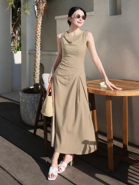 Người mẫu mặc Đầm A dài cổ đổ xếp vải eo - D4349B màu nâu