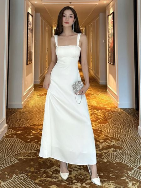 Người mẫu mặc Đầm dài dự tiệc lụa 2 dây - D3695 màu trắng