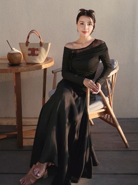 Người mẫu mặc Chân váy dài xòe rã mảnh - V4343T màu đen