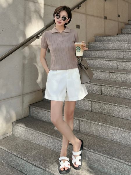 Người mẫu mặc Quần short basic lưng cao - Q3752T màu trắng