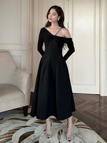 Người mẫu mặc Đầm dài vai xéo xếp nhún ngực - D4005T màu đen