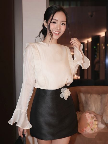 Người mẫu mặc Chân váy ngắn dự tiệc chữ A - V4211T