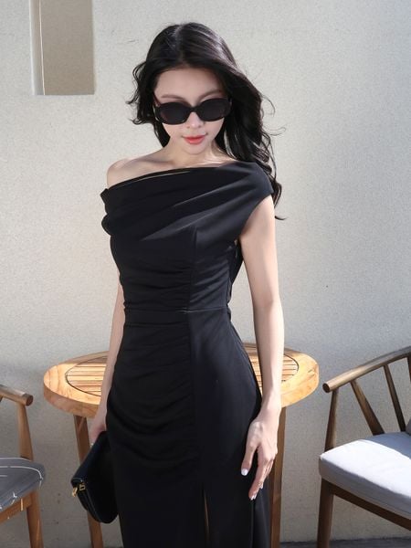 Người mẫu mặc Đầm body trễ vai cổ xéo xẻ tà - D4372A màu đen