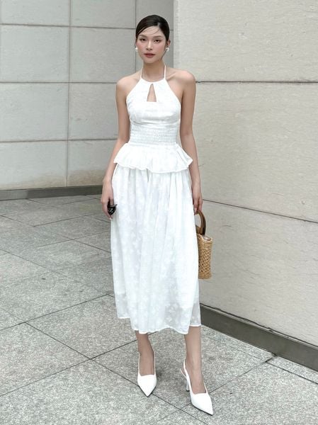 Người mẫu mặc Set áo cổ yếm phối chân váy - K3810A trắng