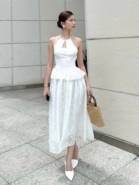 Người mẫu mặc Set áo cổ yếm phối chân váy - K3810A trắng