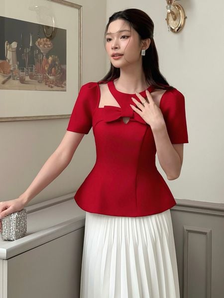 Người mẫu mặc Áo kiểu peplum cut-out vai - A4063B màu đỏ