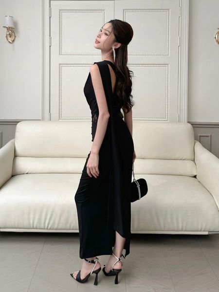 Người mẫu mặc Đầm dài dự tiệc vai xéo vạt dài - D4023B