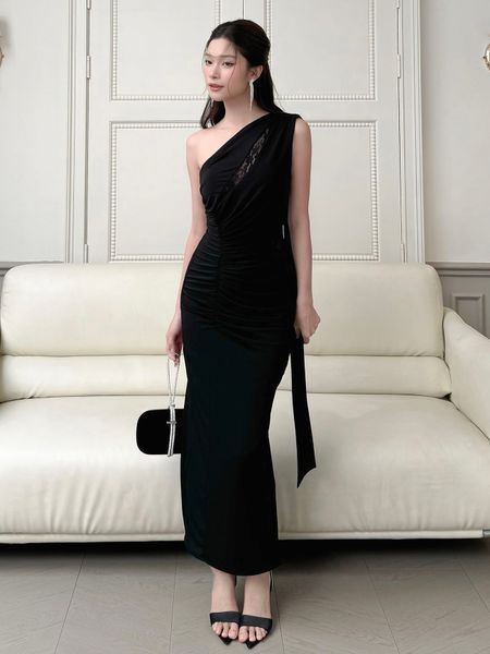 Người mẫu mặc Đầm dài dự tiệc vai xéo vạt dài - D4023B