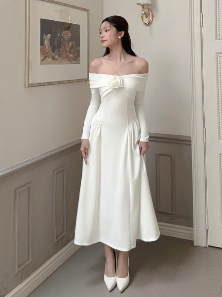 Người mẫu mặc Đầm dài dự tiệc kết hoa vải - D4043B màu trắng