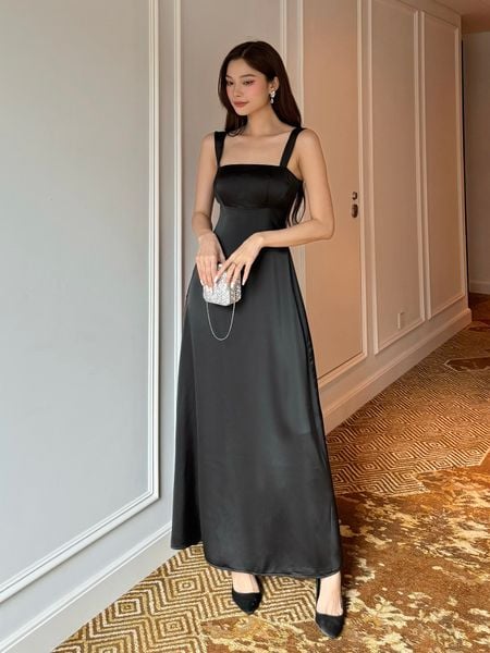 Người mẫu mặc Đầm dài dự tiệc lụa 2 dây - D3695 màu trắng