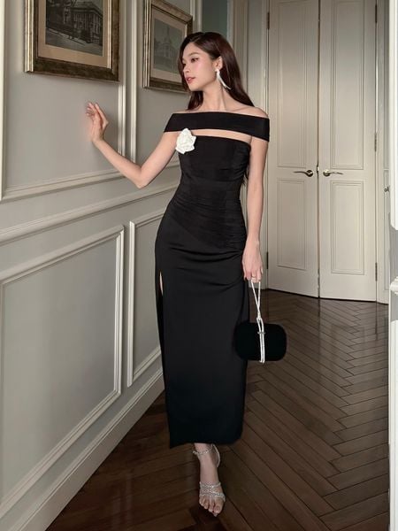 Người mẫu mặc Đầm body xẻ tà phối dây choàng - D3970B màu đỏ