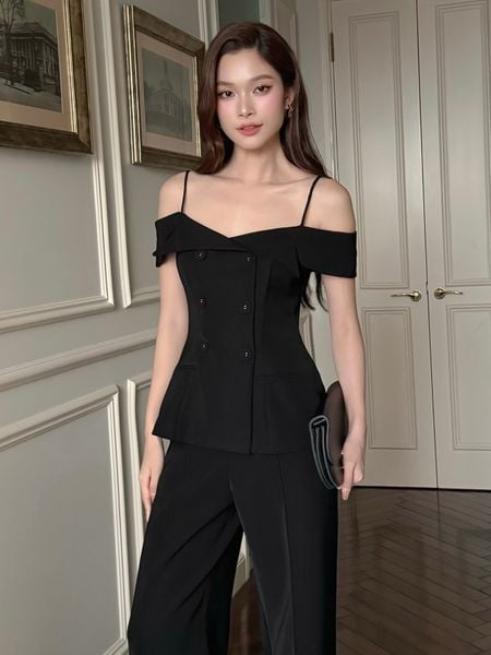 Người mẫu mặc Áo kiểu trễ vai vạt xéo nút bọc - A3963T màu đen