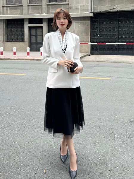 Người mẫu mặc Áo blazer tay dài cổ V - A3617 nude